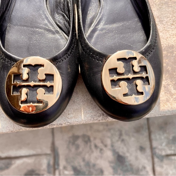 Tory Burch Women's Size 7.5 Reva Black Leather Gold Logo Classic Flats Shoes - Picture 3 of 9